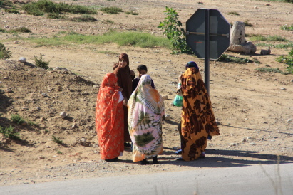Frauen warten auf den Bus Frauen warten auf den Bus