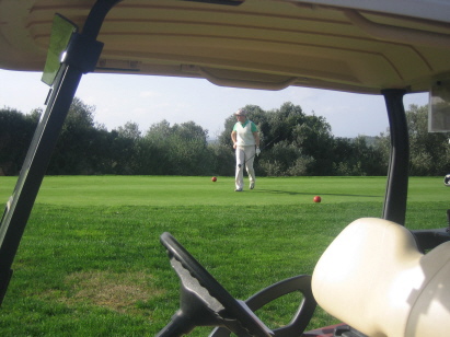 Moni kommt vom Abschlag Moni kommt vom Abschlag